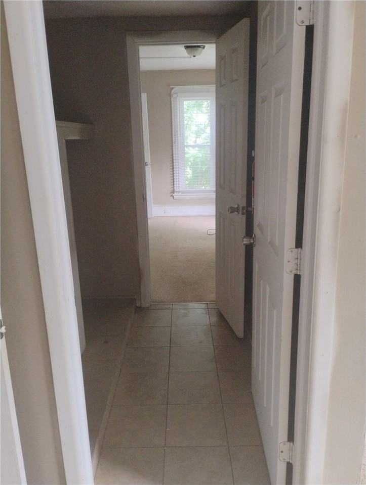 1018 Hall St - Photo 4 of 10
