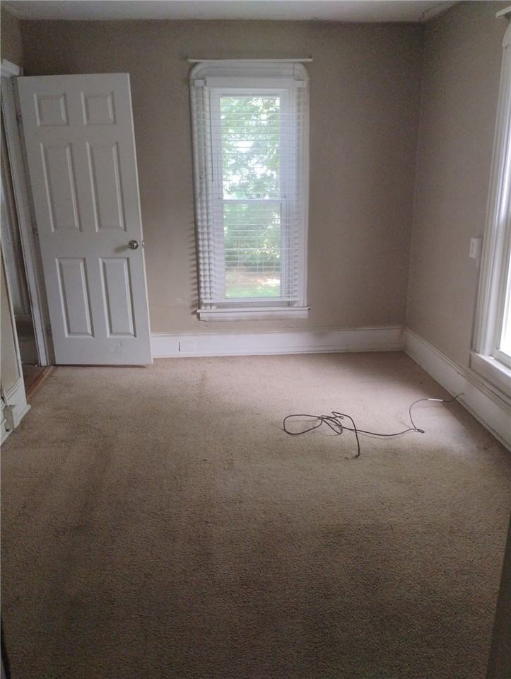 1018 Hall St - Photo 5 of 10