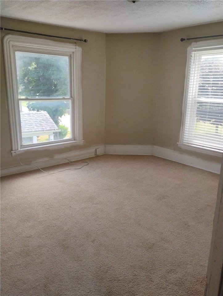 1018 Hall St - Photo 6 of 10