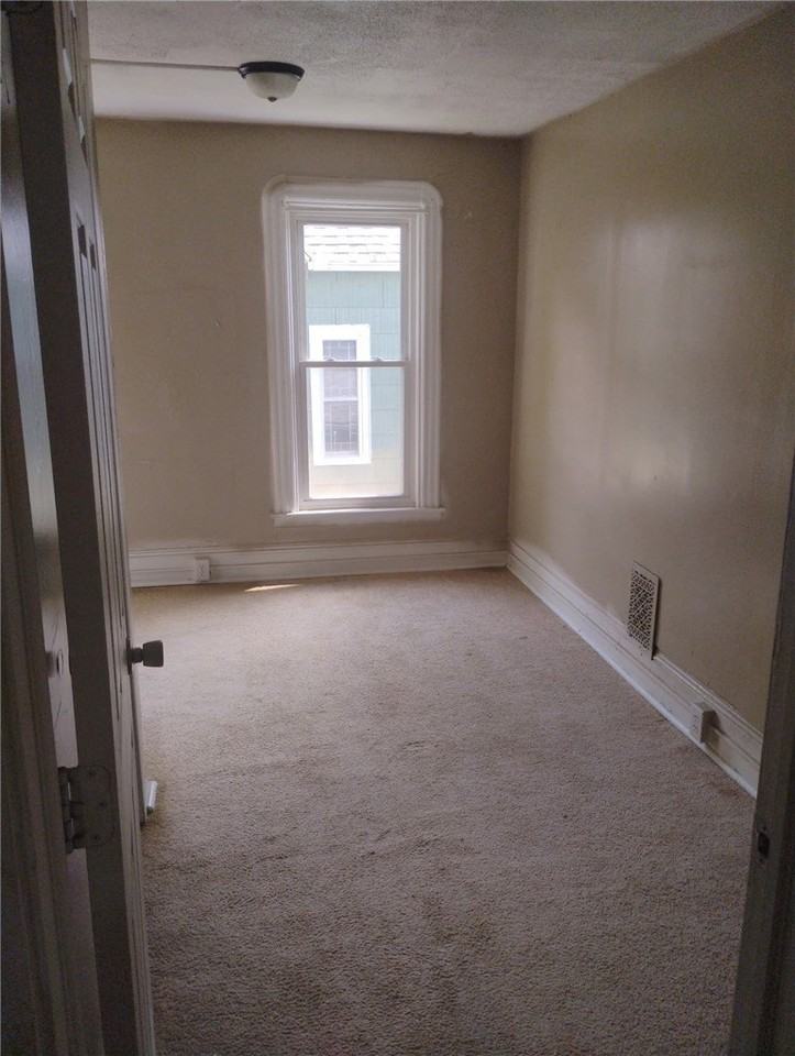 1018 Hall St - Photo 7 of 10