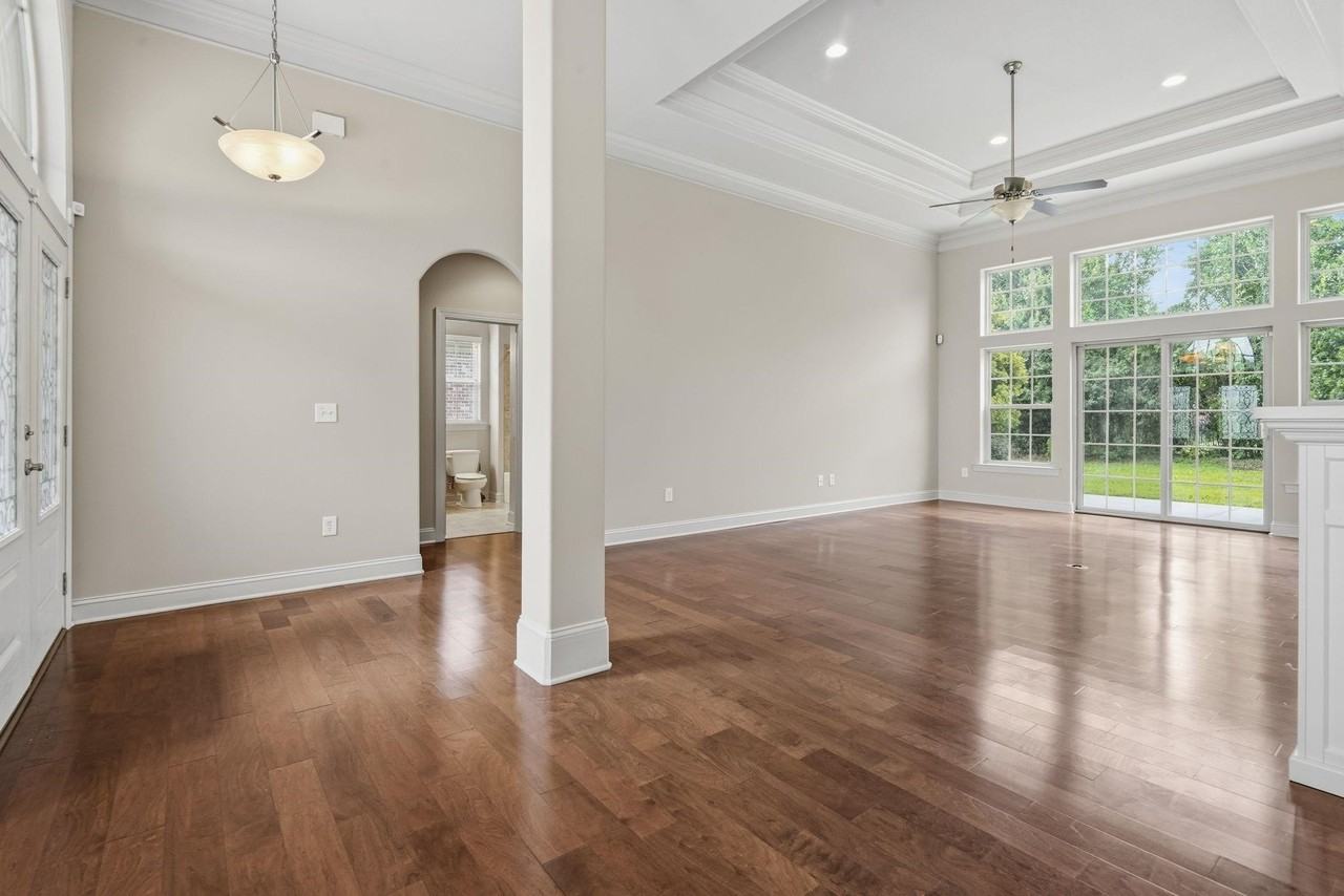 9060 Abingdon Dr - Photo 3 of 40