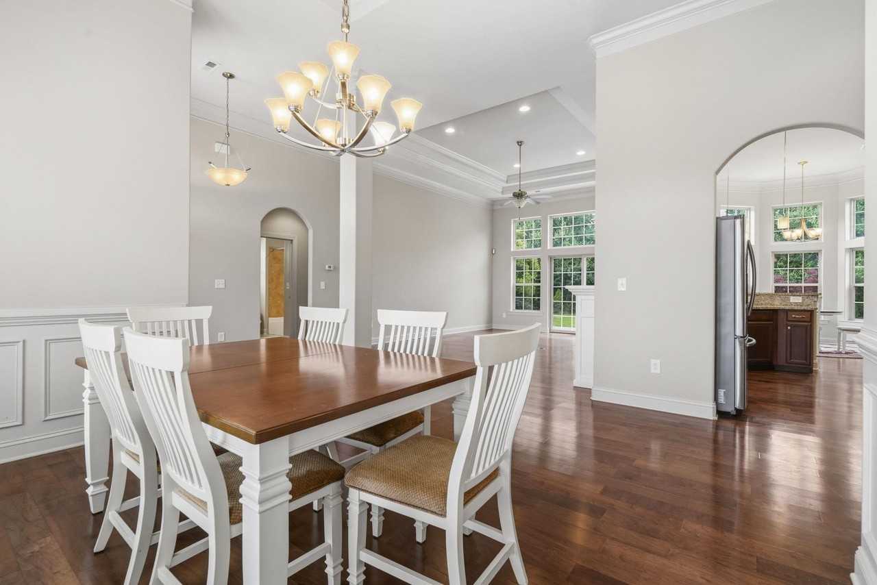 9060 Abingdon Dr - Photo 5 of 40