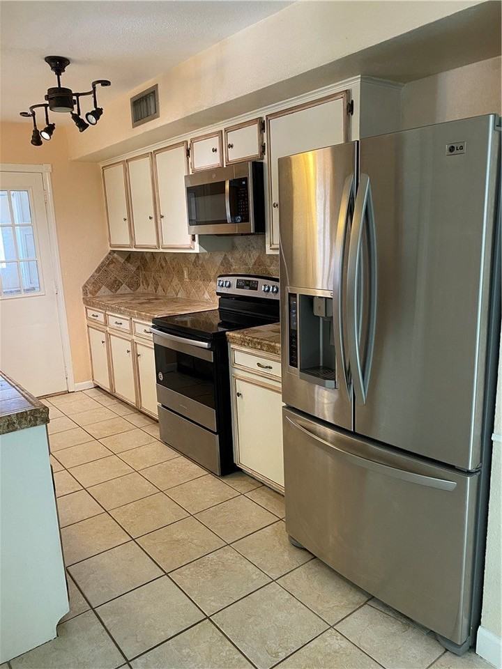 10721 Rockwood St - Photo 3 of 21