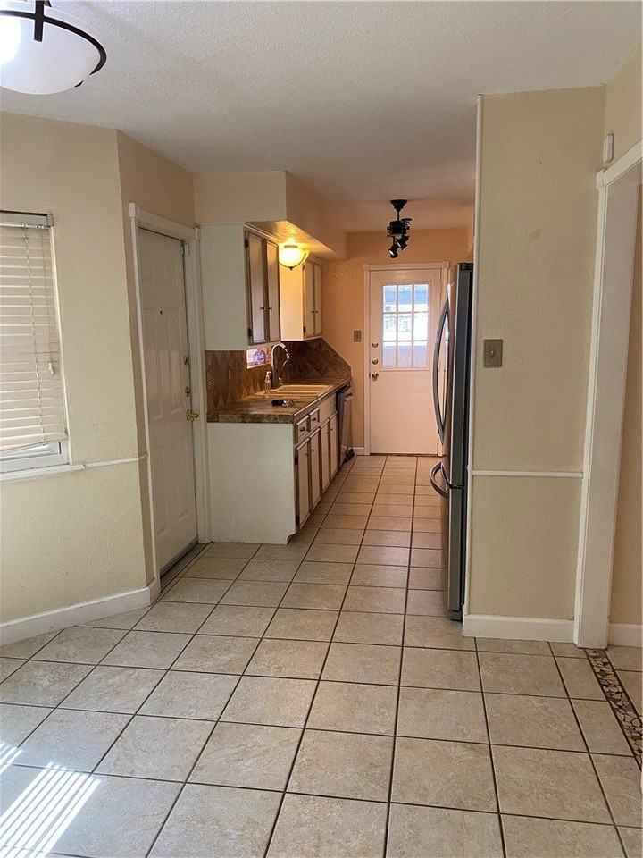 10721 Rockwood St - Photo 4 of 21