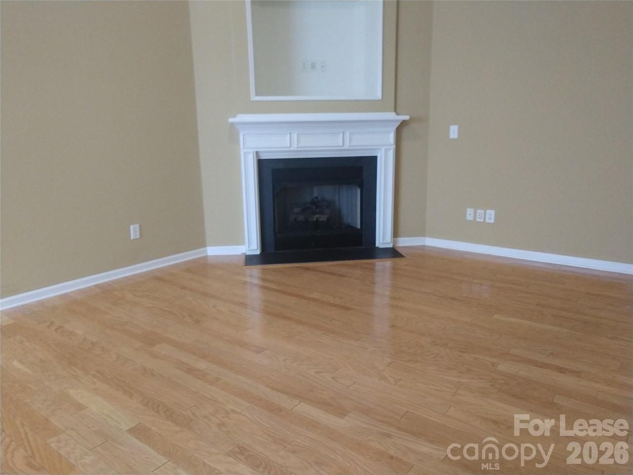 1510 Royal Auburn Ave - Photo 2 of 10