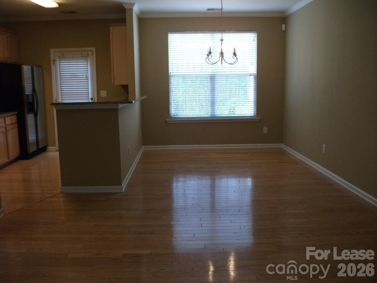 1510 Royal Auburn Ave - Photo 3 of 10