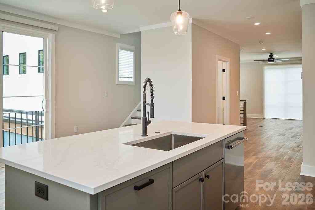 1302 E 10th St - Photo 4 of 18