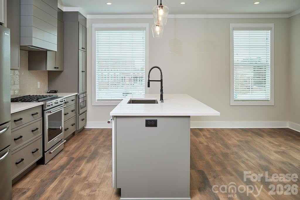 1302 E 10th St - Photo 5 of 18