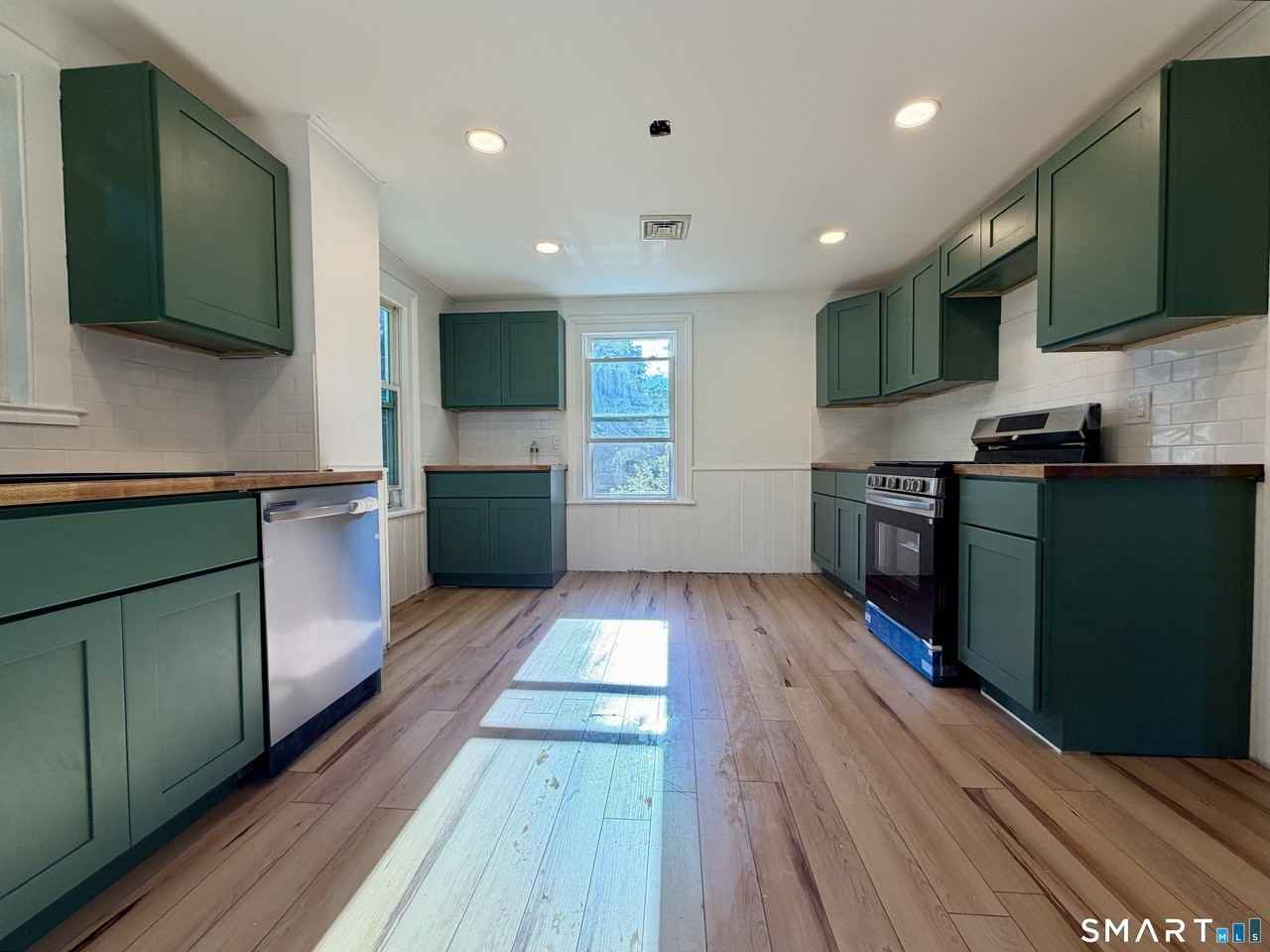 70 Riverside Ave - Photo 4 of 19