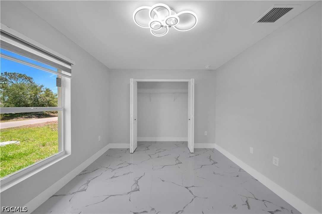 922 Macy St E - Photo 7 of 13