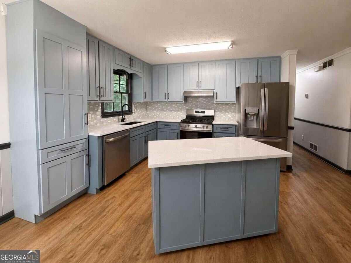 300 Robinson Dr - Photo 3 of 27