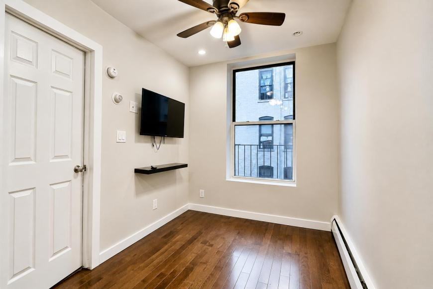 386 Manhattan Ave - Photo 2 of 9