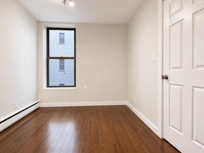 386 Manhattan Ave - Photo 4 of 9