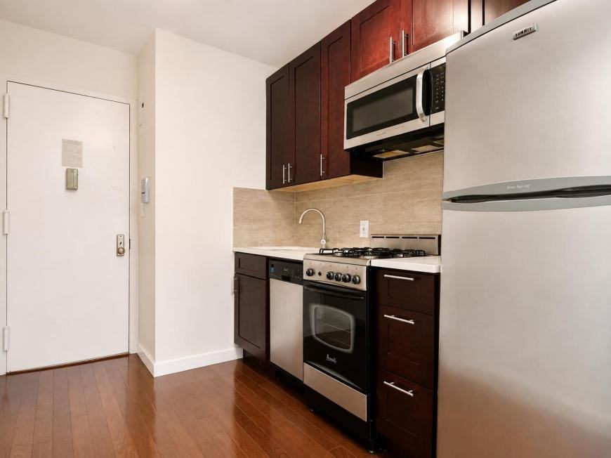 386 Manhattan Ave - Photo 7 of 9