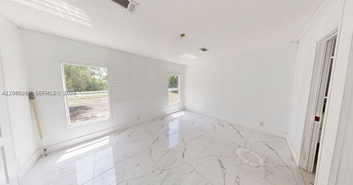 720 N Riverside St #0 - Photo 4 of 14