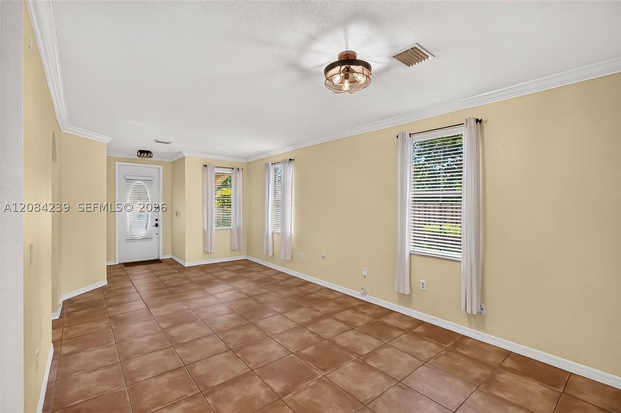 8928 Sw 109th Ave - Photo 3 of 38