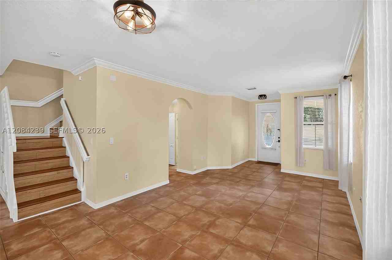 8928 Sw 109th Ave - Photo 4 of 38