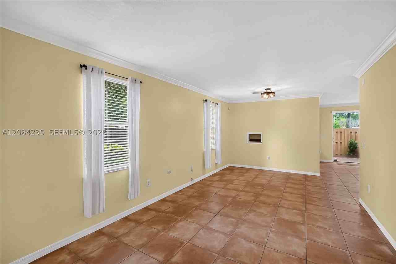 8928 Sw 109th Ave - Photo 5 of 38