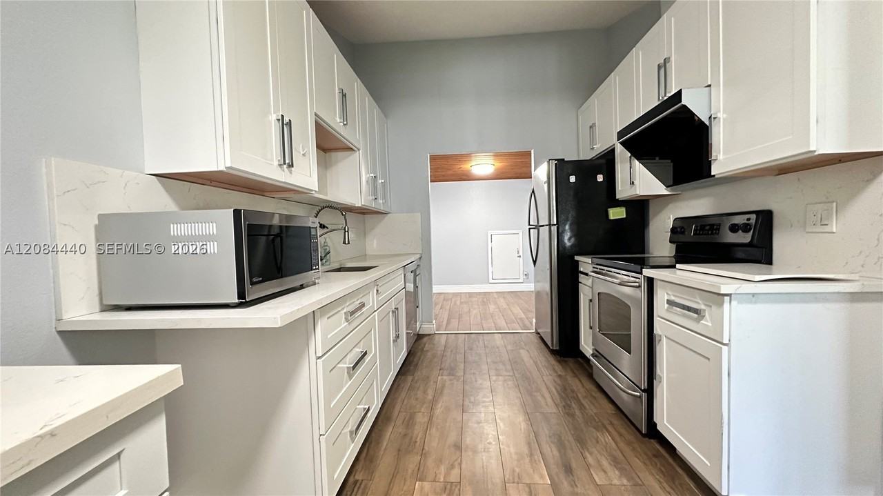 566 Sw 20th Ct #5 - Photo 2 of 33