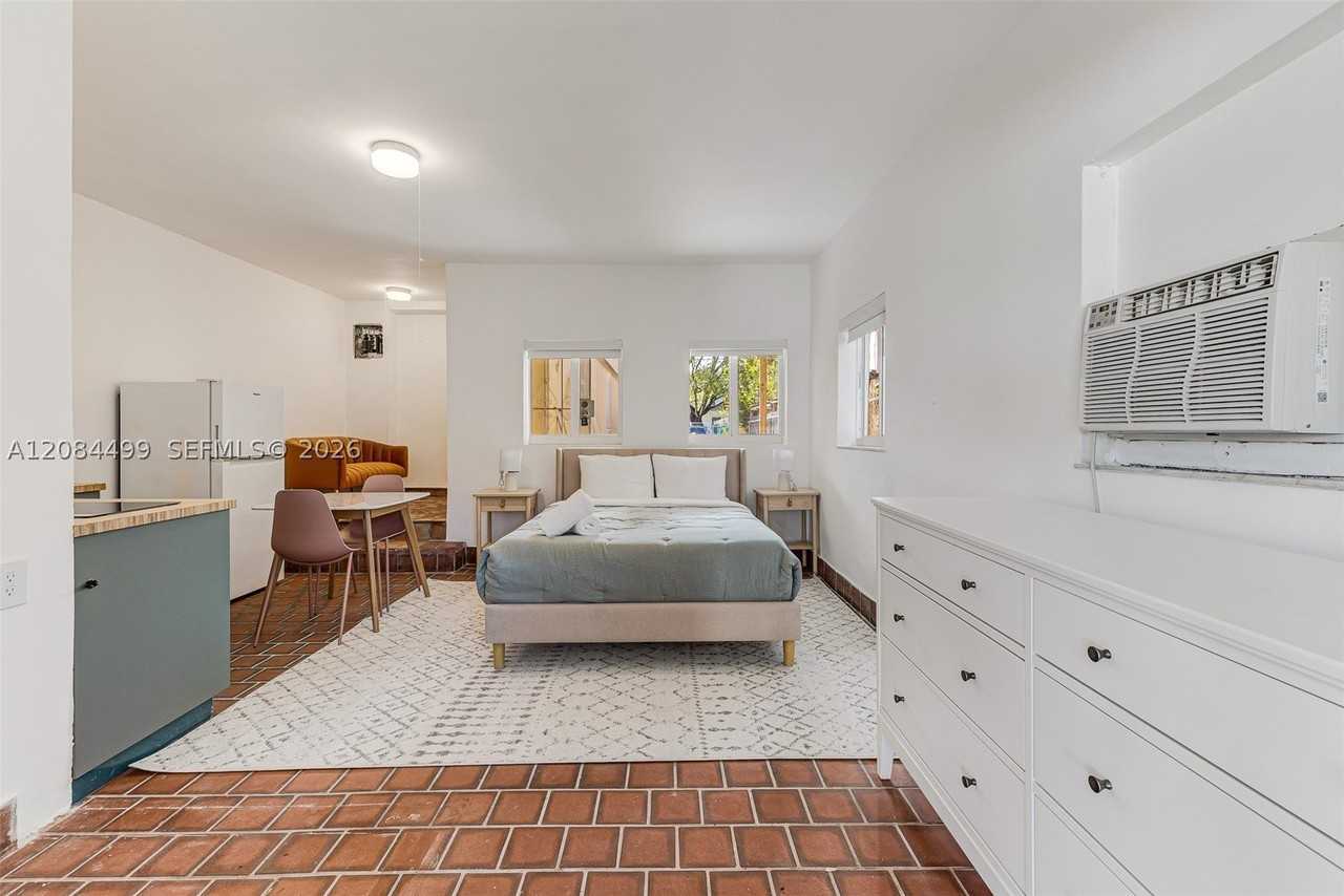 571 Ne 64th St - Photo 2 of 10
