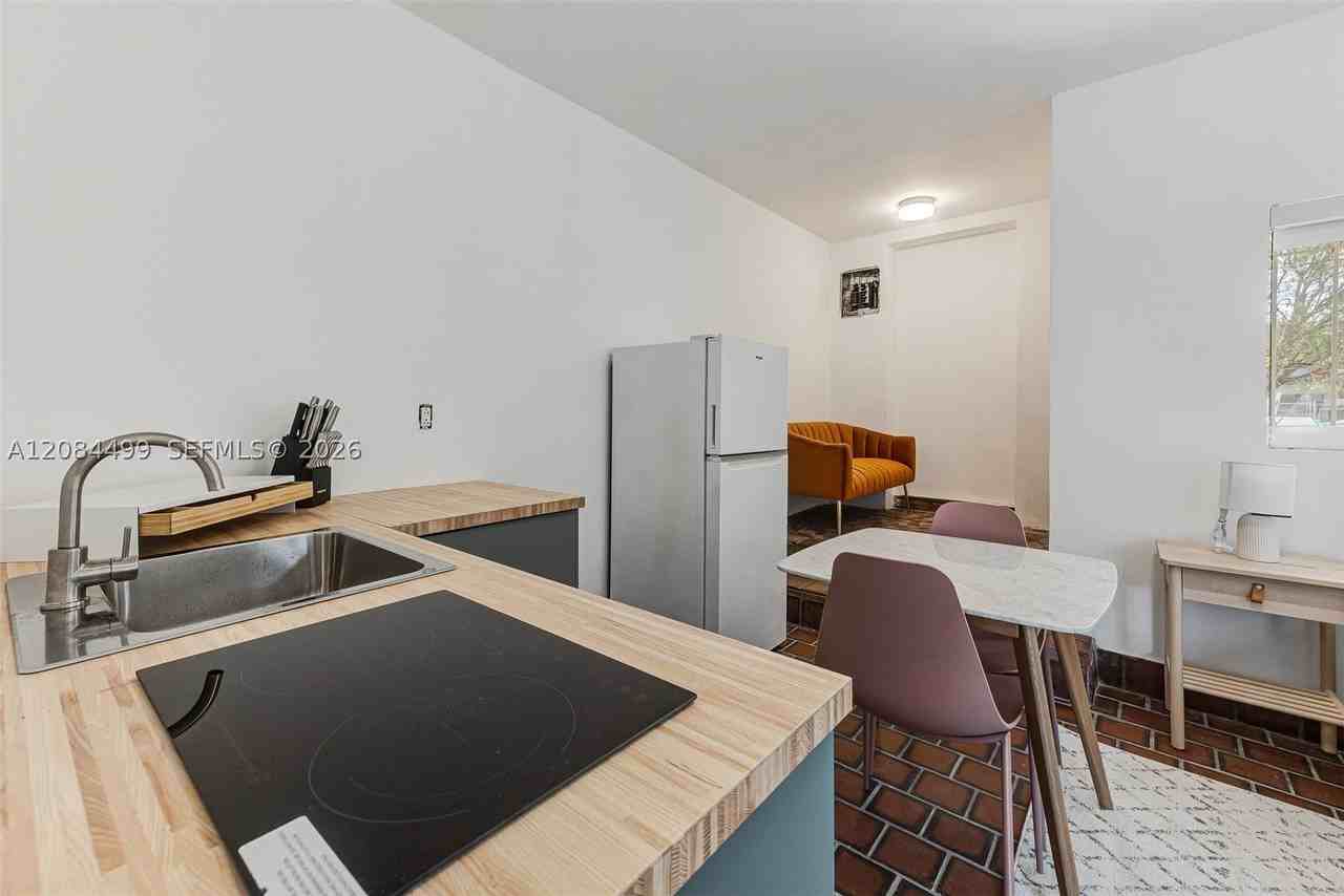 571 Ne 64th St - Photo 5 of 10