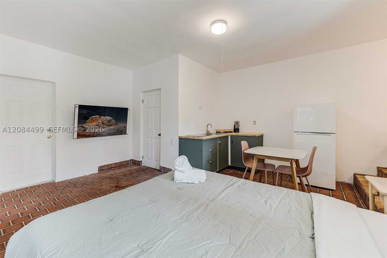 571 Ne 64th St - Photo 6 of 10