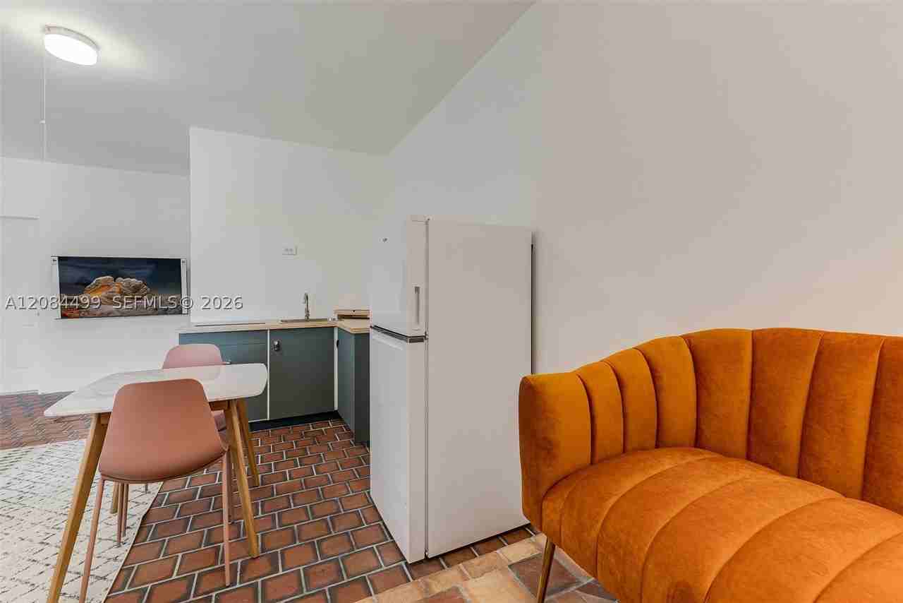 571 Ne 64th St - Photo 7 of 10