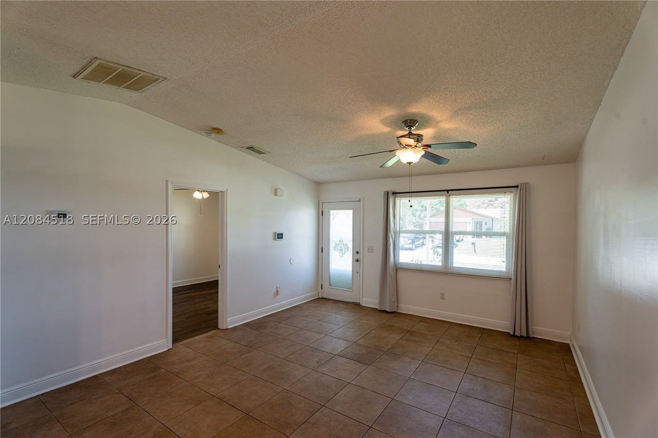 618 Sw Ray Ave - Photo 3 of 50