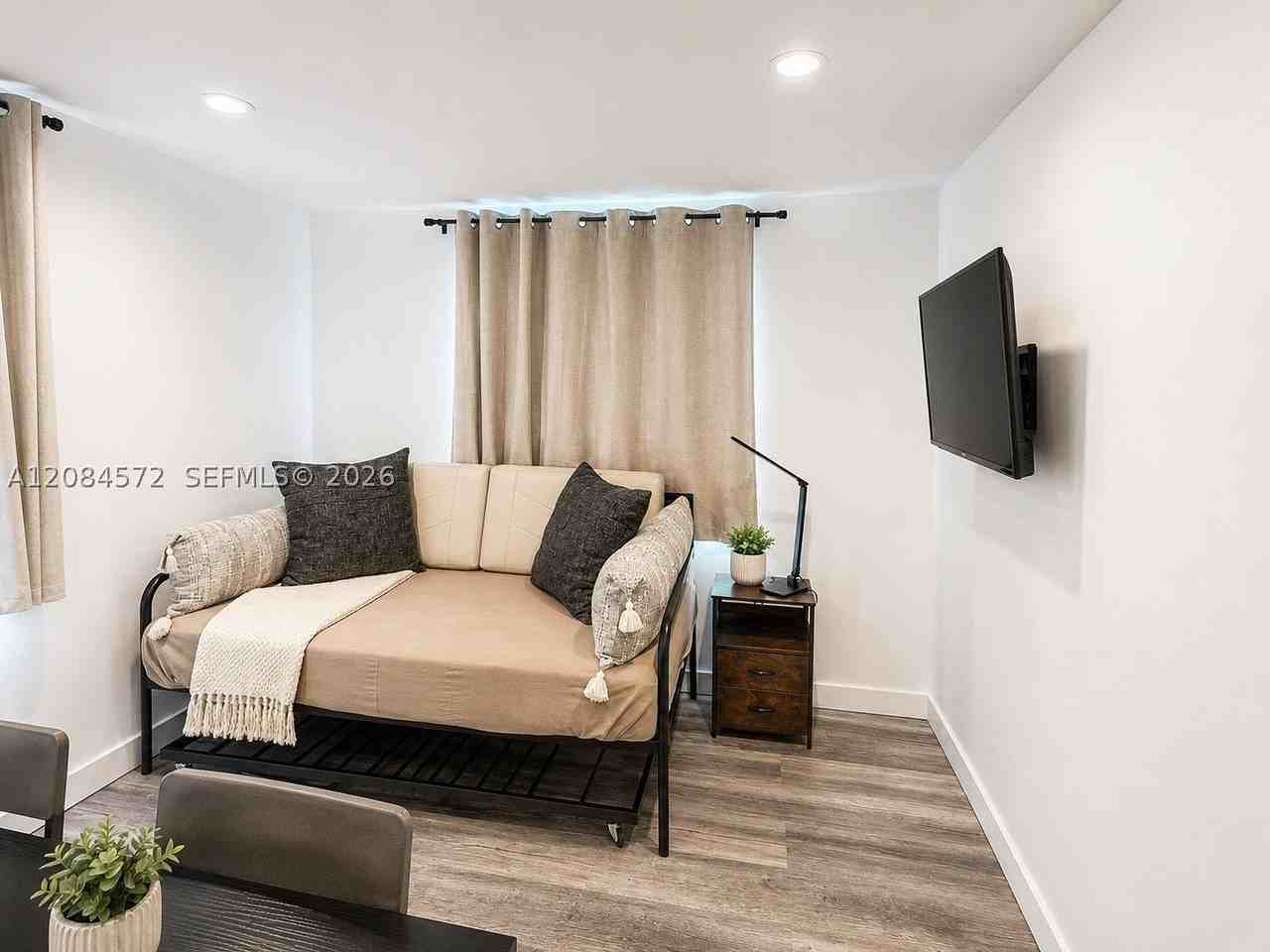 1430 Ne 149th St #B - Photo 7 of 10