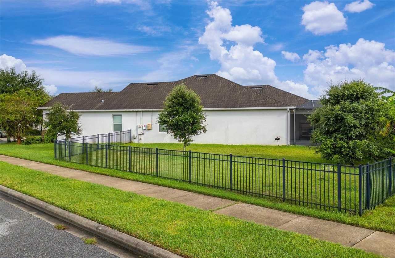 10899 Longleaf Woods Dr - Photo 4 of 45