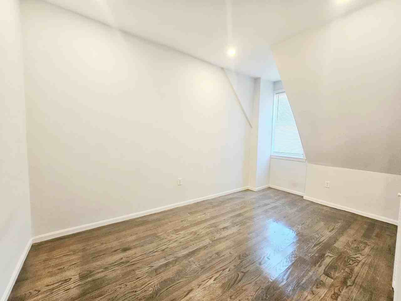 1406 Beacon St #33 - Photo 6 of 8