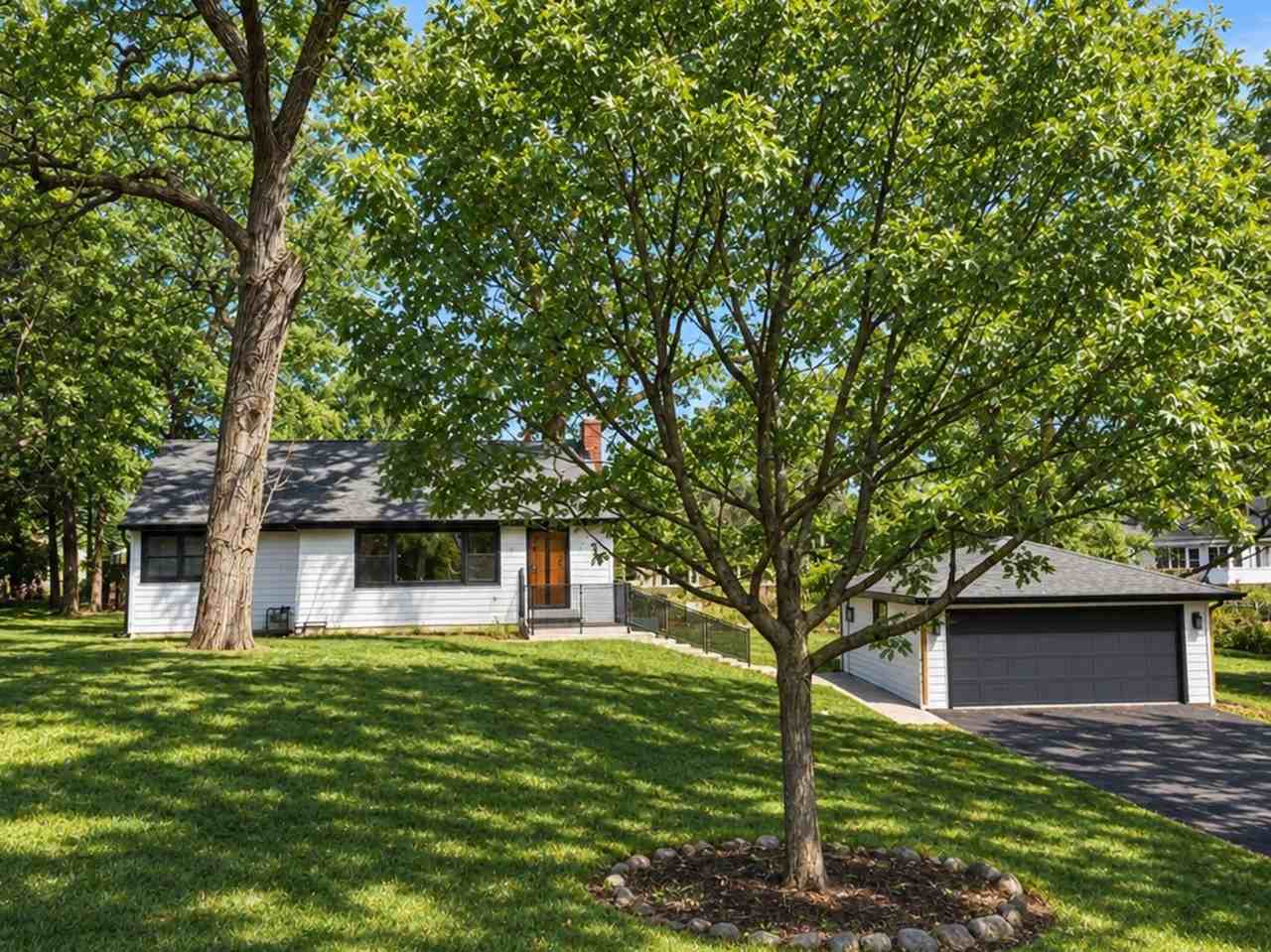 21334 W Pepper Dr - Photo 3 of 17