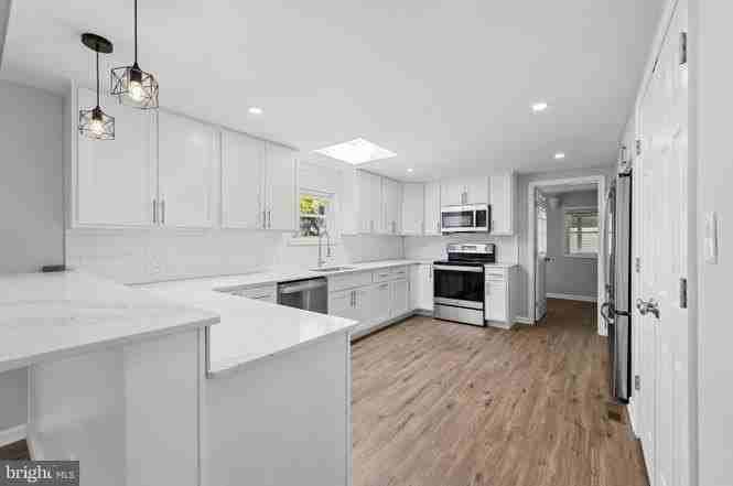 904 Lakeview Dr - Photo 2 of 17