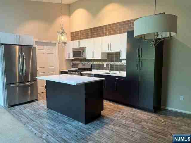 335 Linden St - Photo 7 of 14