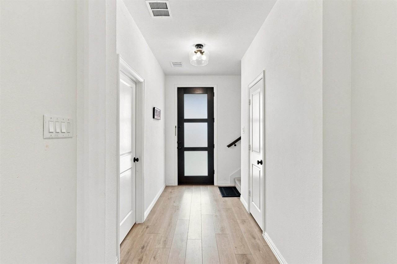 1308 Parkdale St - Photo 4 of 23