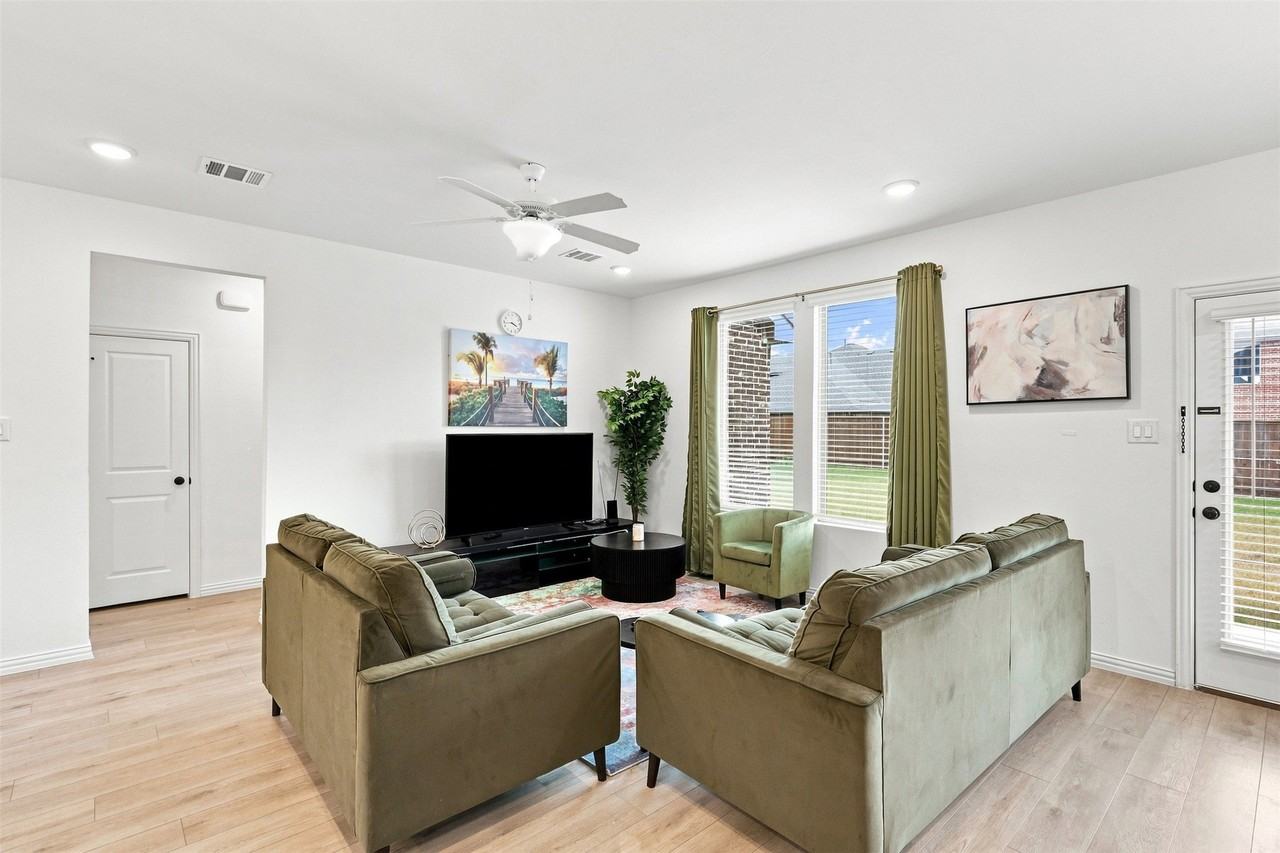 1308 Parkdale St - Photo 6 of 23