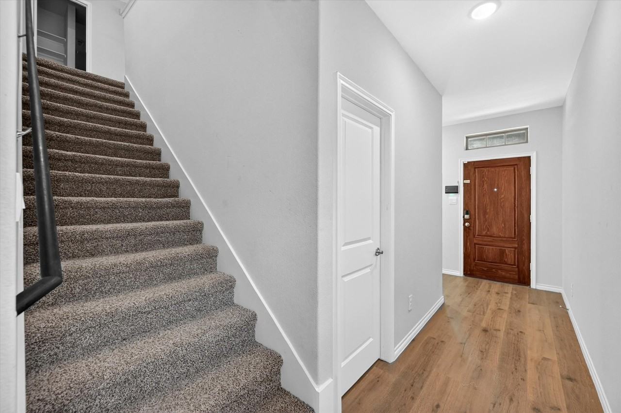 340 Willowmore Dr - Photo 5 of 33