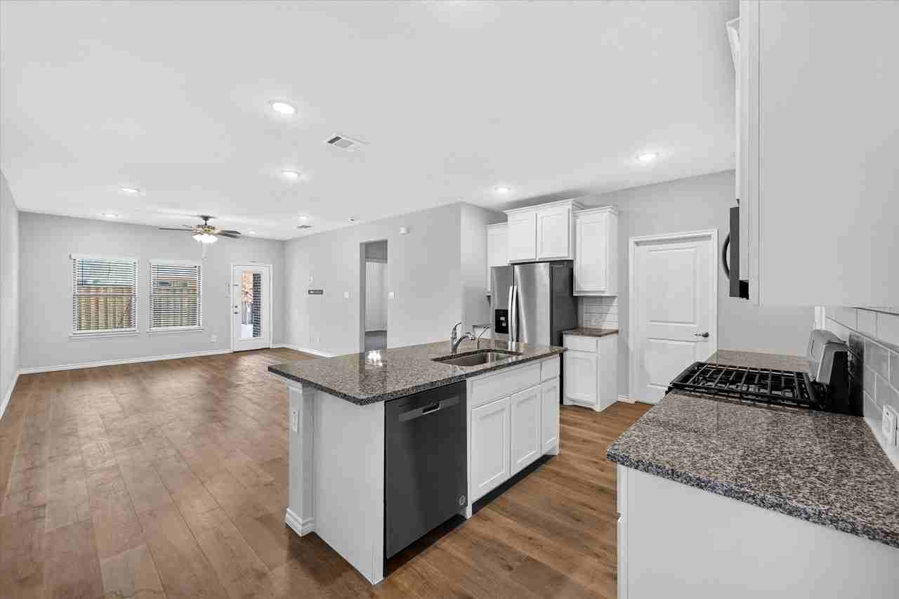 340 Willowmore Dr - Photo 6 of 33