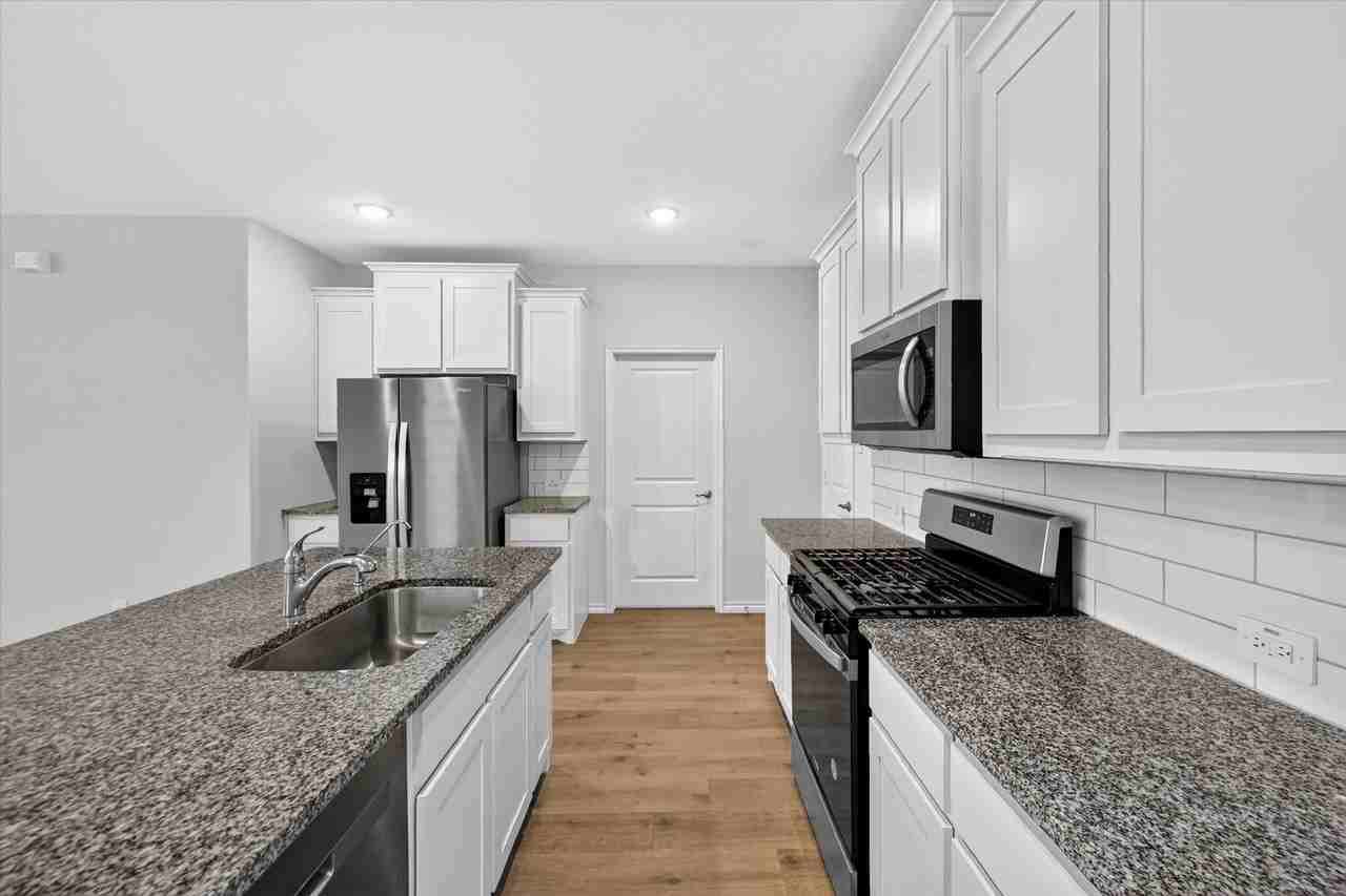 340 Willowmore Dr - Photo 7 of 33