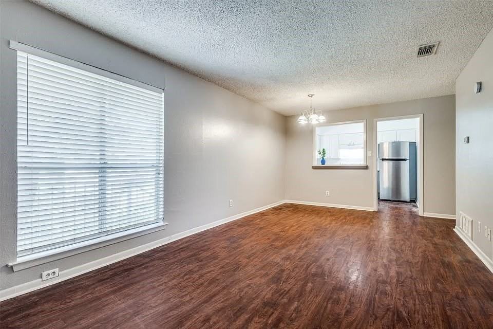 627 Texas St - Photo 4 of 10