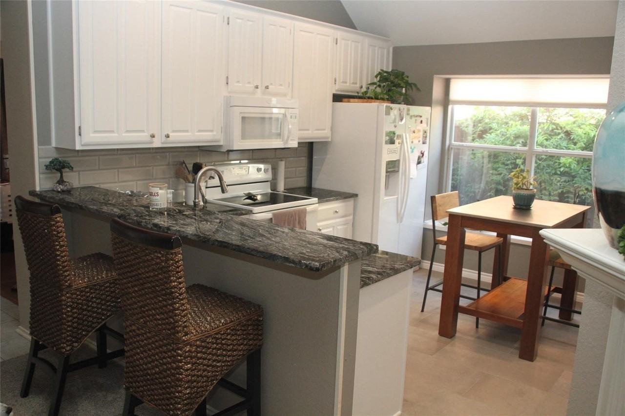 1005 Calgary Ct - Photo 4 of 14