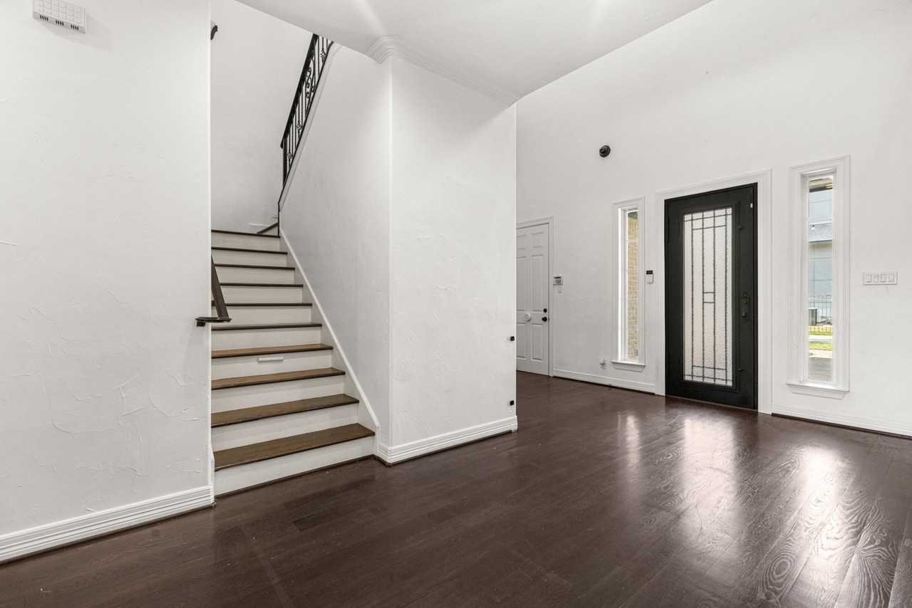 902 Saint George Pl - Photo 3 of 31