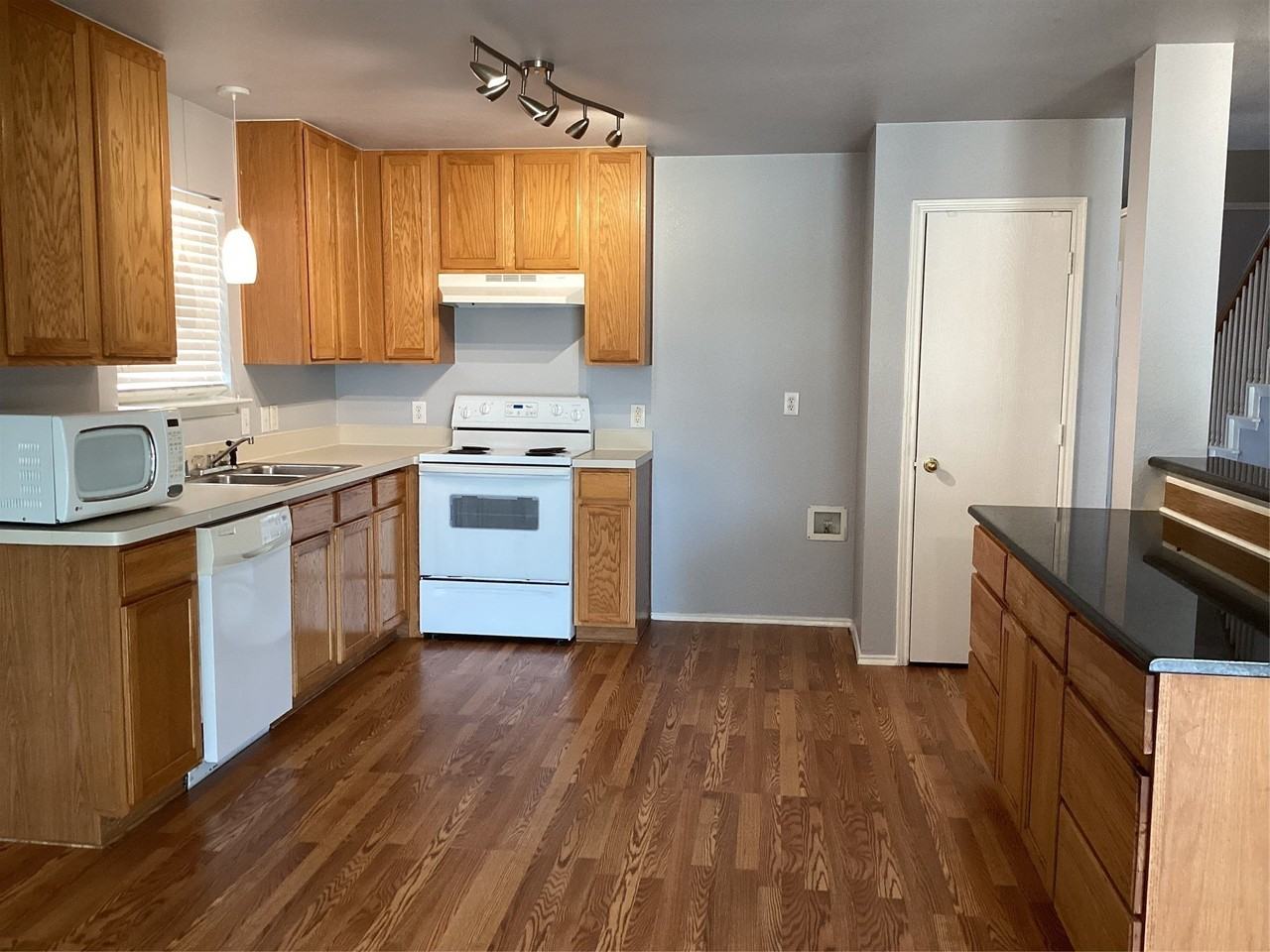 5012 Raymond Dr - Photo 4 of 22
