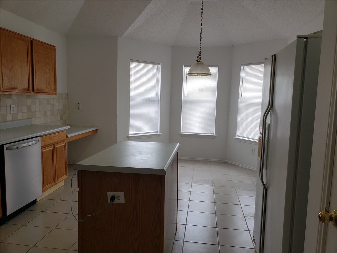 1208 Berkshire Ct - Photo 3 of 8