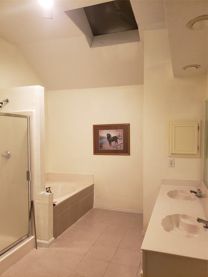 1208 Berkshire Ct - Photo 4 of 8