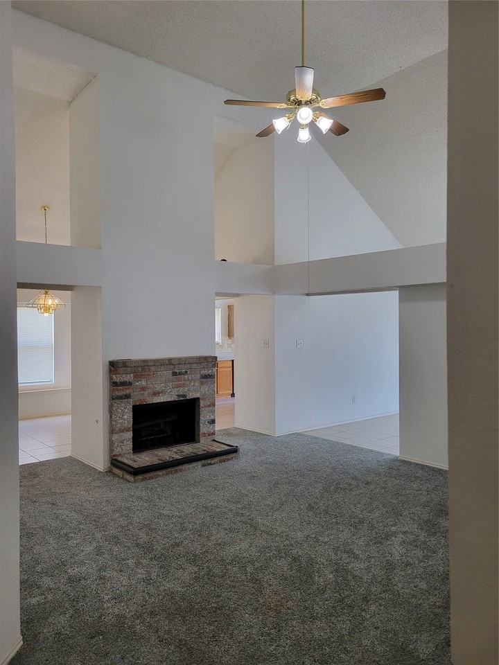 1208 Berkshire Ct - Photo 4 of 13