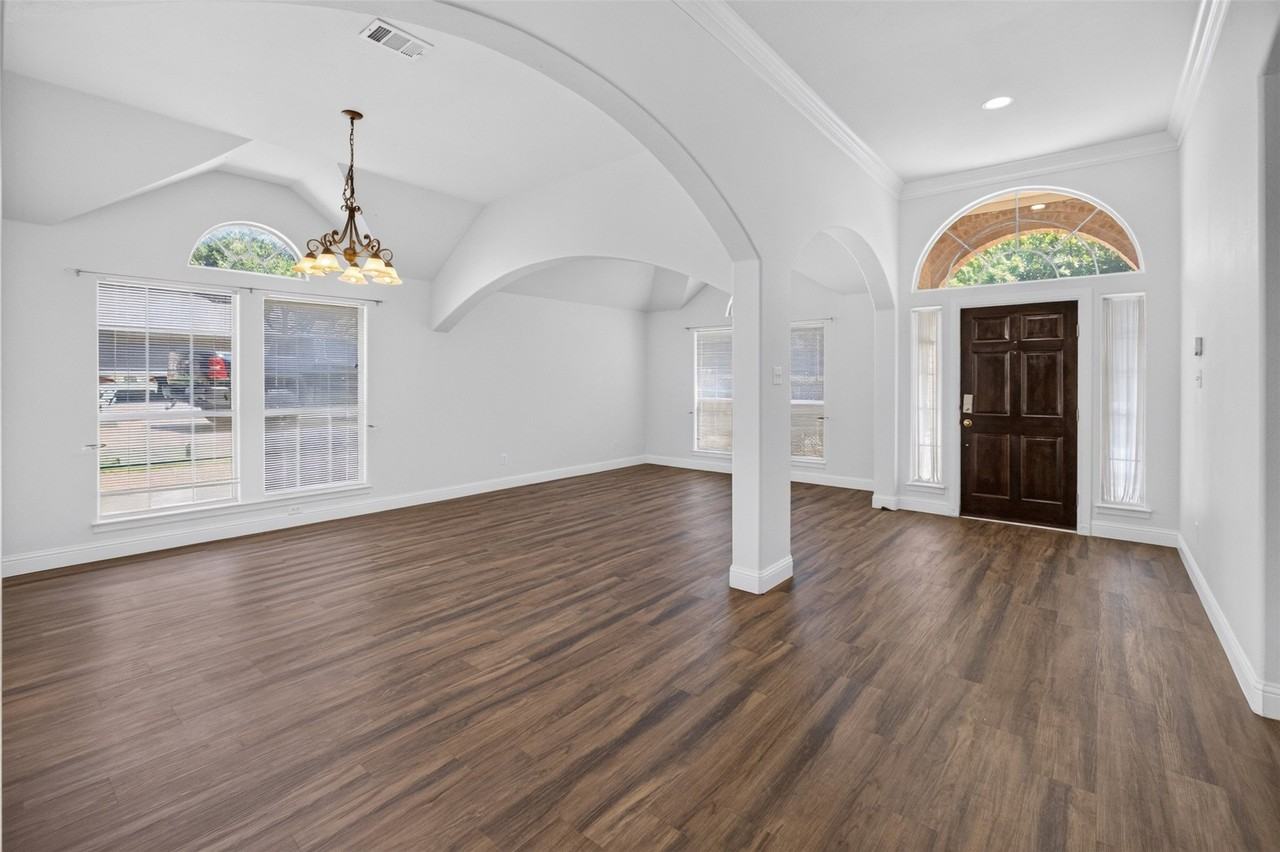 2921 Silvercrest Ln - Photo 5 of 27