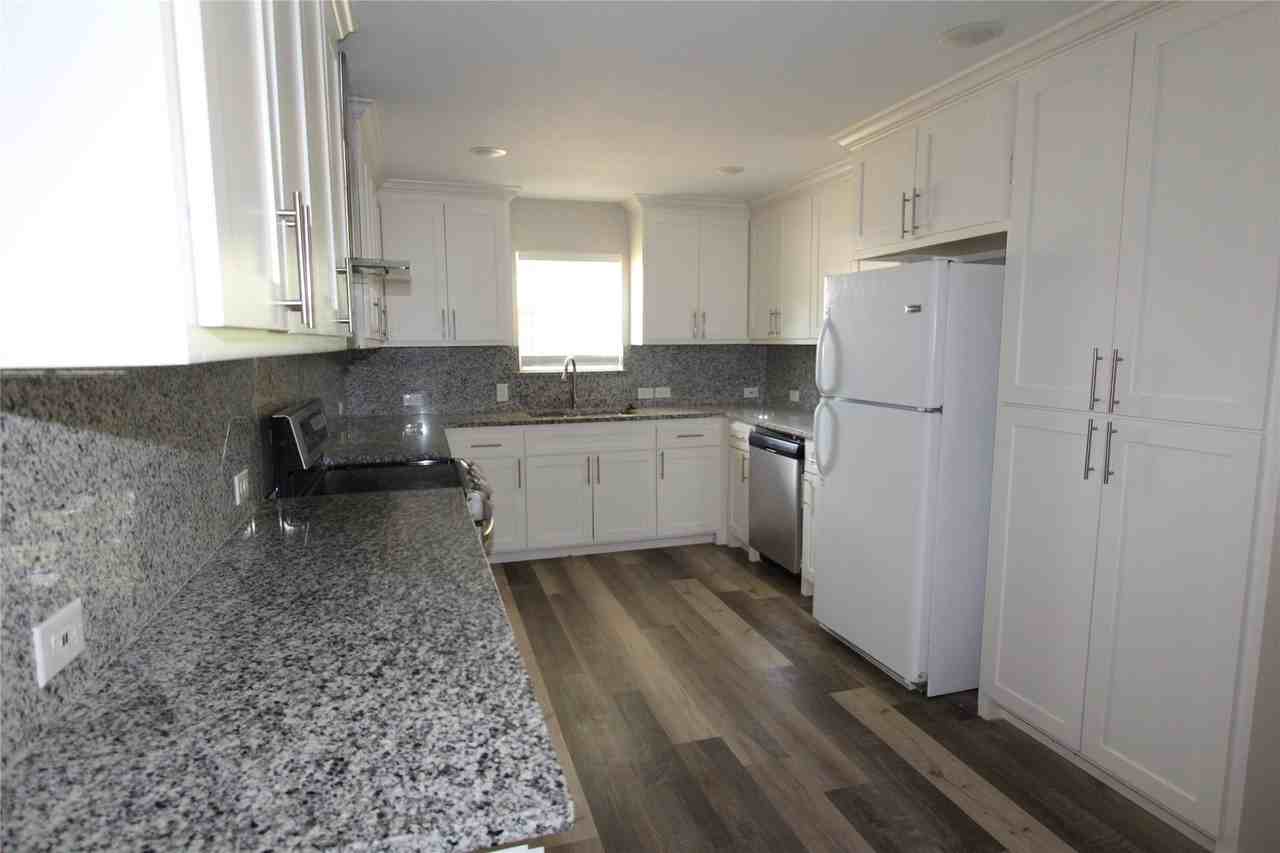 1103 Bryant St - Photo 7 of 31