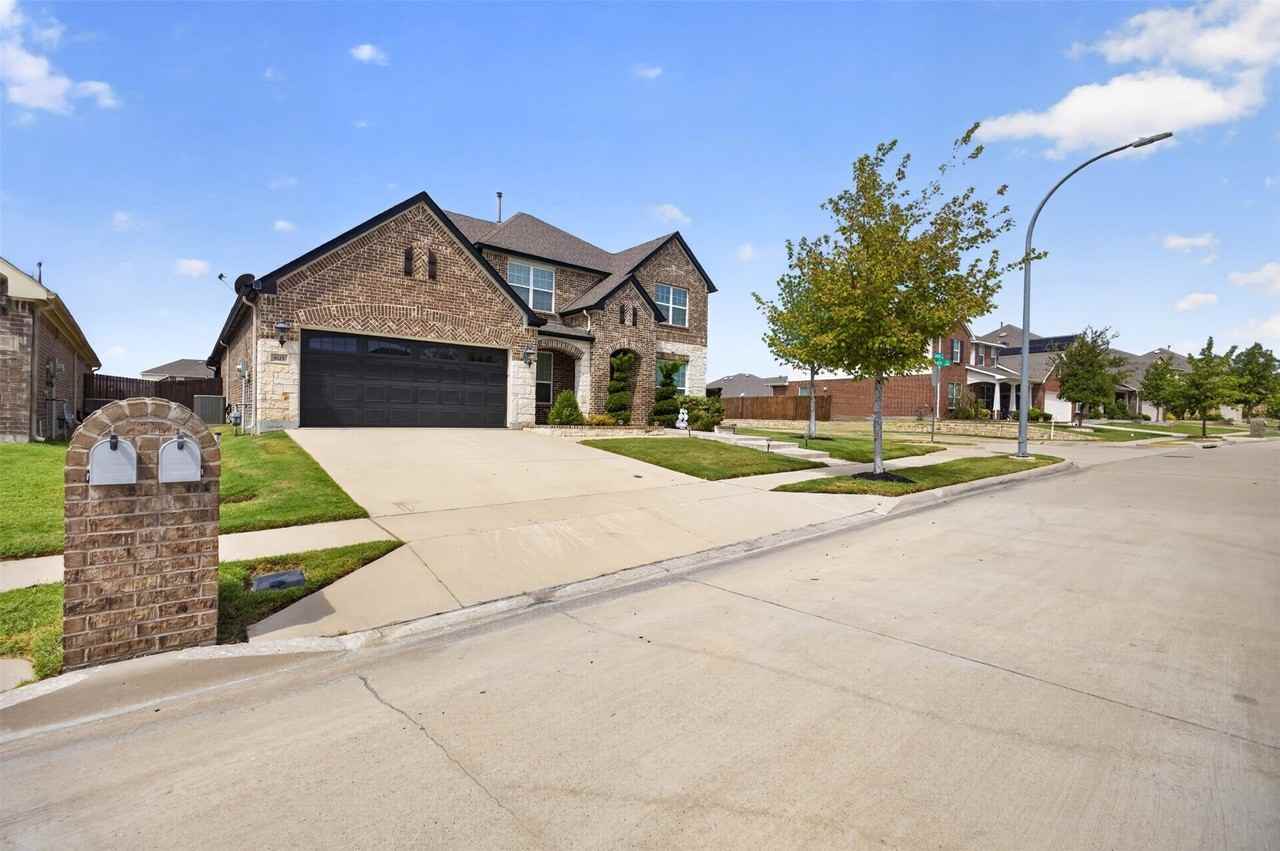 8125 Charford Dr - Photo 4 of 40