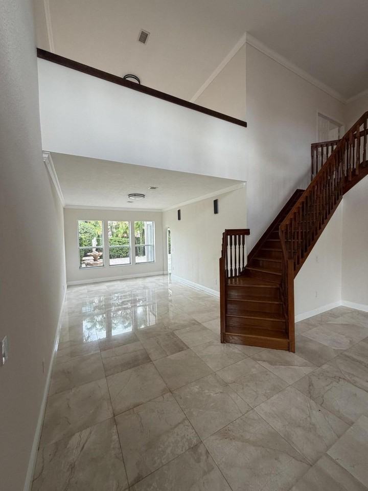 10747 Nw 70th Ter - Photo 3 of 12
